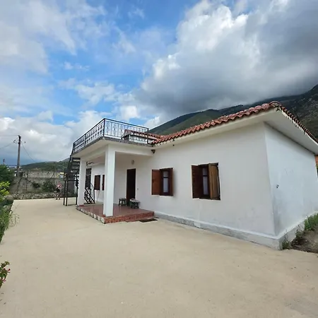 Casa de Férias Grandmas Garden House 8 Guests Garden And Grill Near Orikum And Dhermi Dukat
